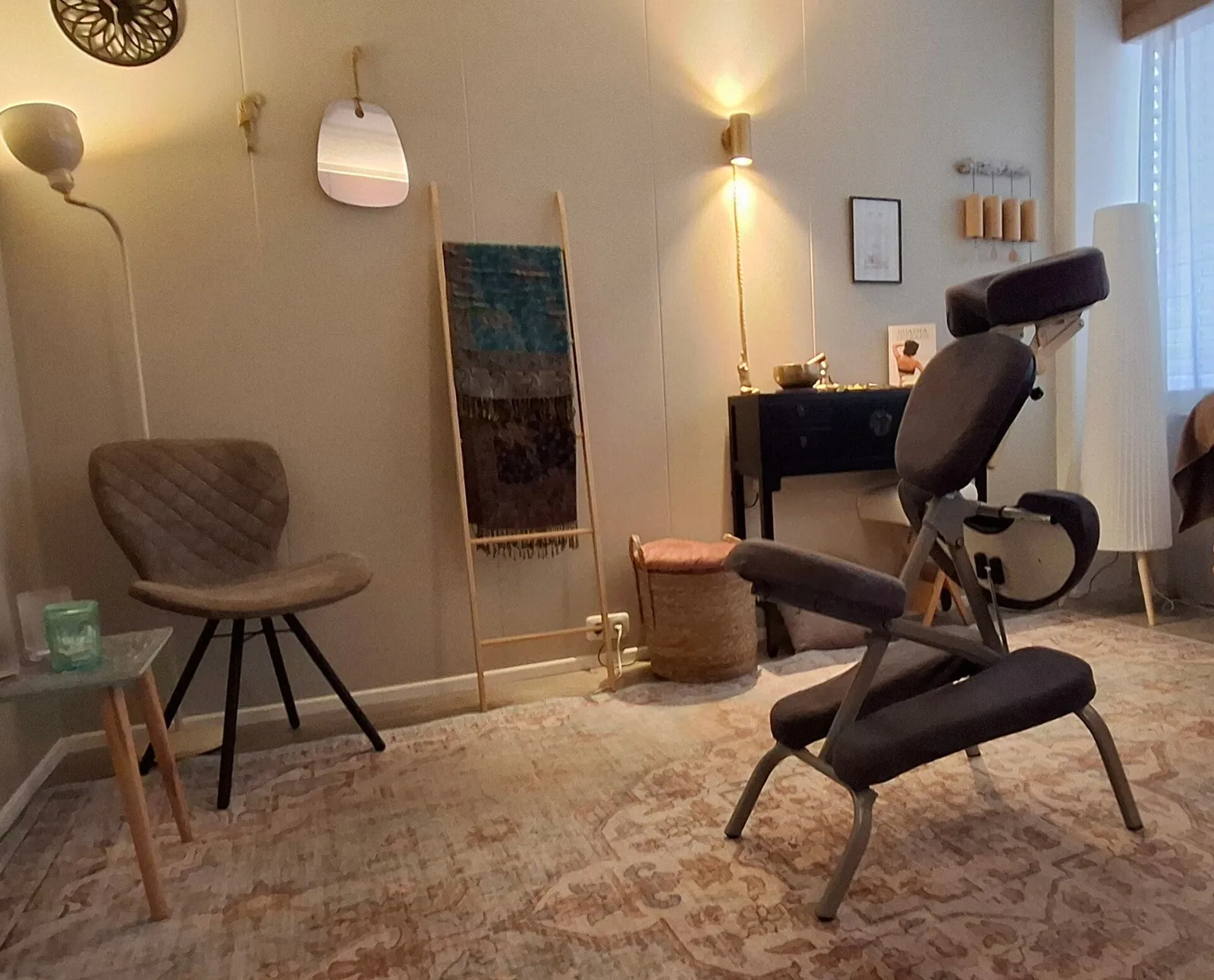 De behandelruimte met massagestoel